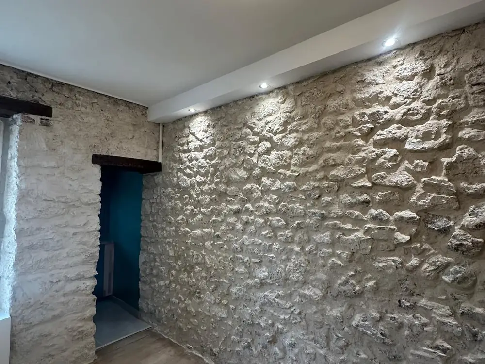 Mur en pierre apparente rénové