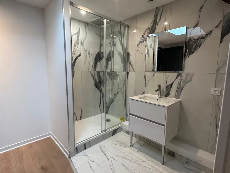 Salle de bain marbre avec douche à l'italienne