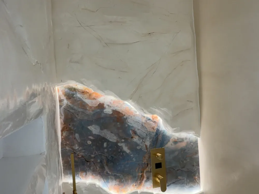 Douche avec ciel de pluie doré rétroéclairé