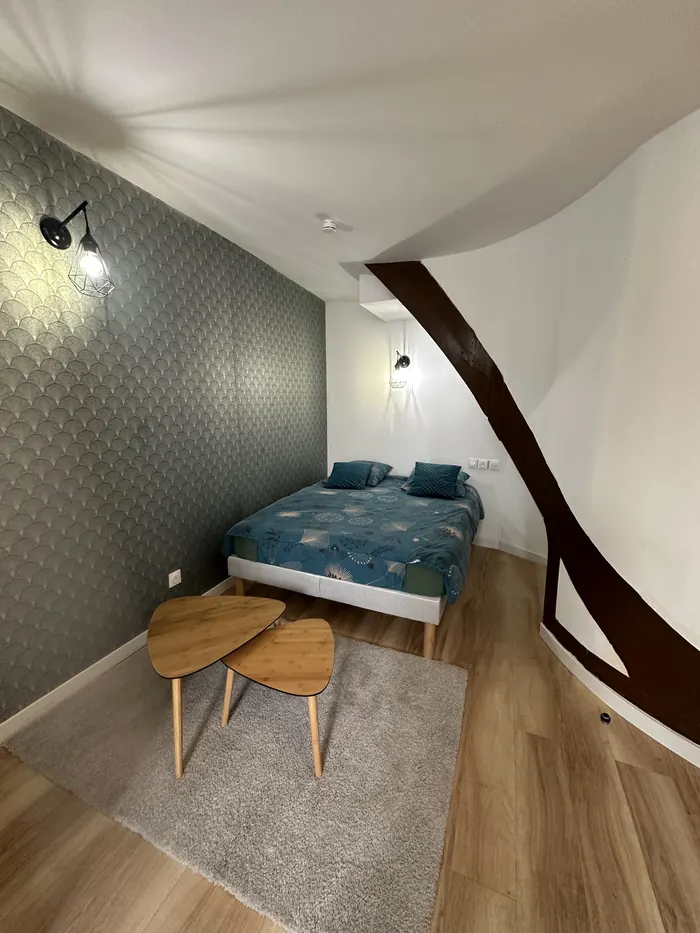 Chambre terminée après peinture et papier peint, poutre d'origine conservée
