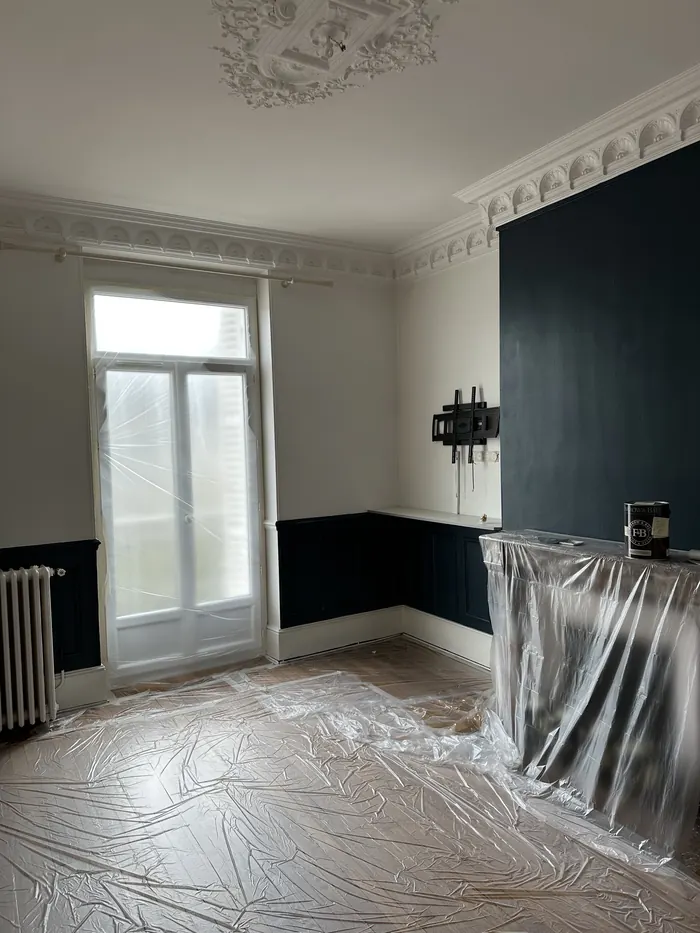 Salon haussmannien protégé sous bâches avant la mise en peinture, corniches et soubassement