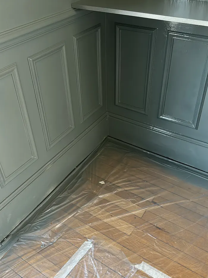 Salon haussmannien repeint en bleu nuit par notre entreprise de peinture à Orléans