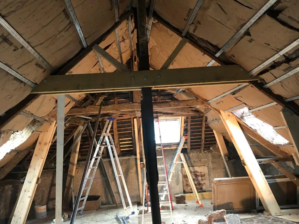 Combles en cours de rénovation&nbsp;: ossature et isolation avant les plaques