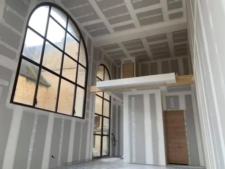 Loft avec faux plafond à caissons et mezzanine en placo