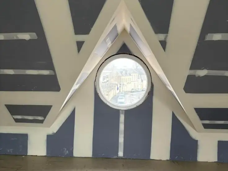 Pignon avec œil-de-bœuf habillé en plaques de plâtre sous rampants
