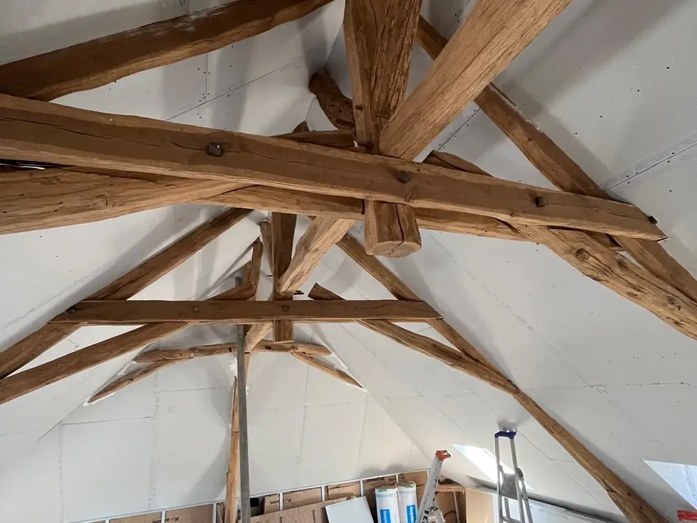 Combles rénovés avec charpente en chêne conservée