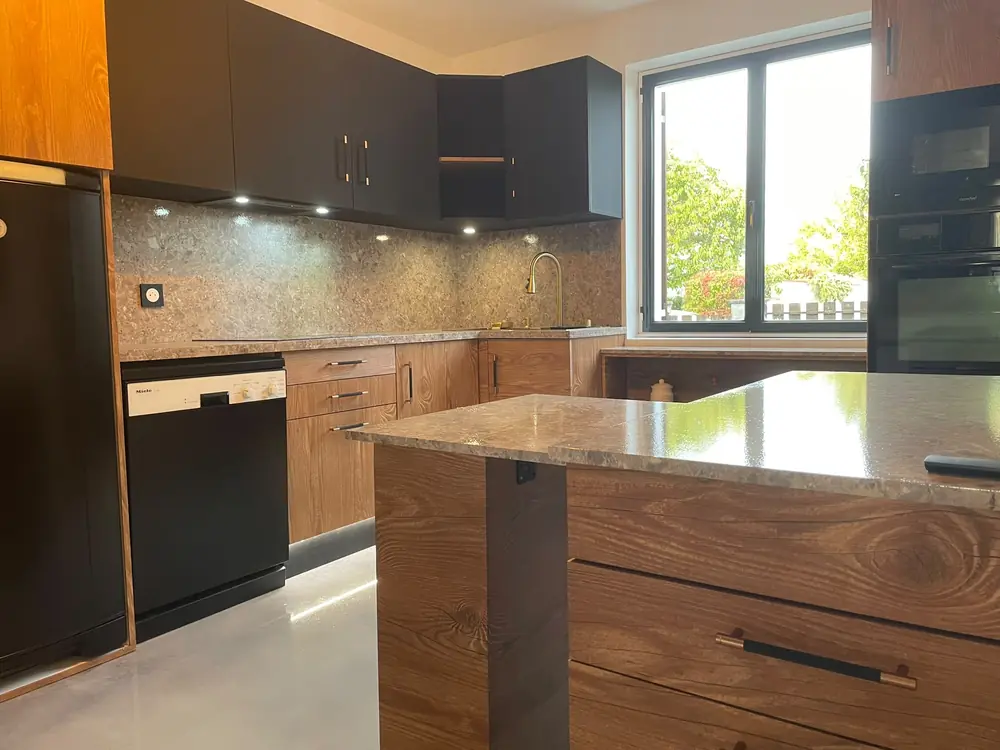 Îlot central en bois avec plan effet terrazzo, cuisine rénovée à Orléans