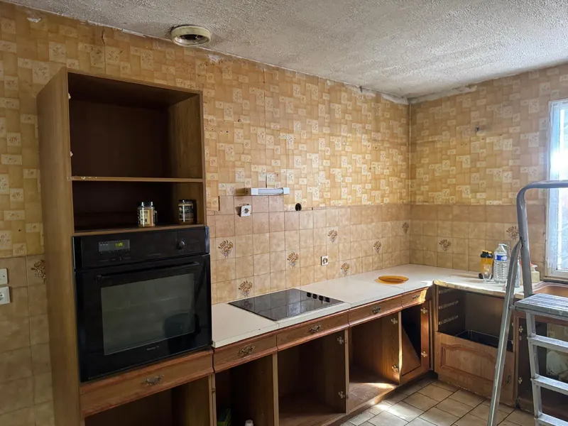 Cuisine en cours de rénovation à Orléans : dépose des meubles hauts et des façades avant travaux