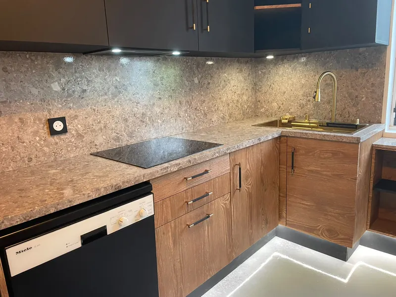 Plan de travail et crédence effet terrazzo, plaque à induction et façades en bois
